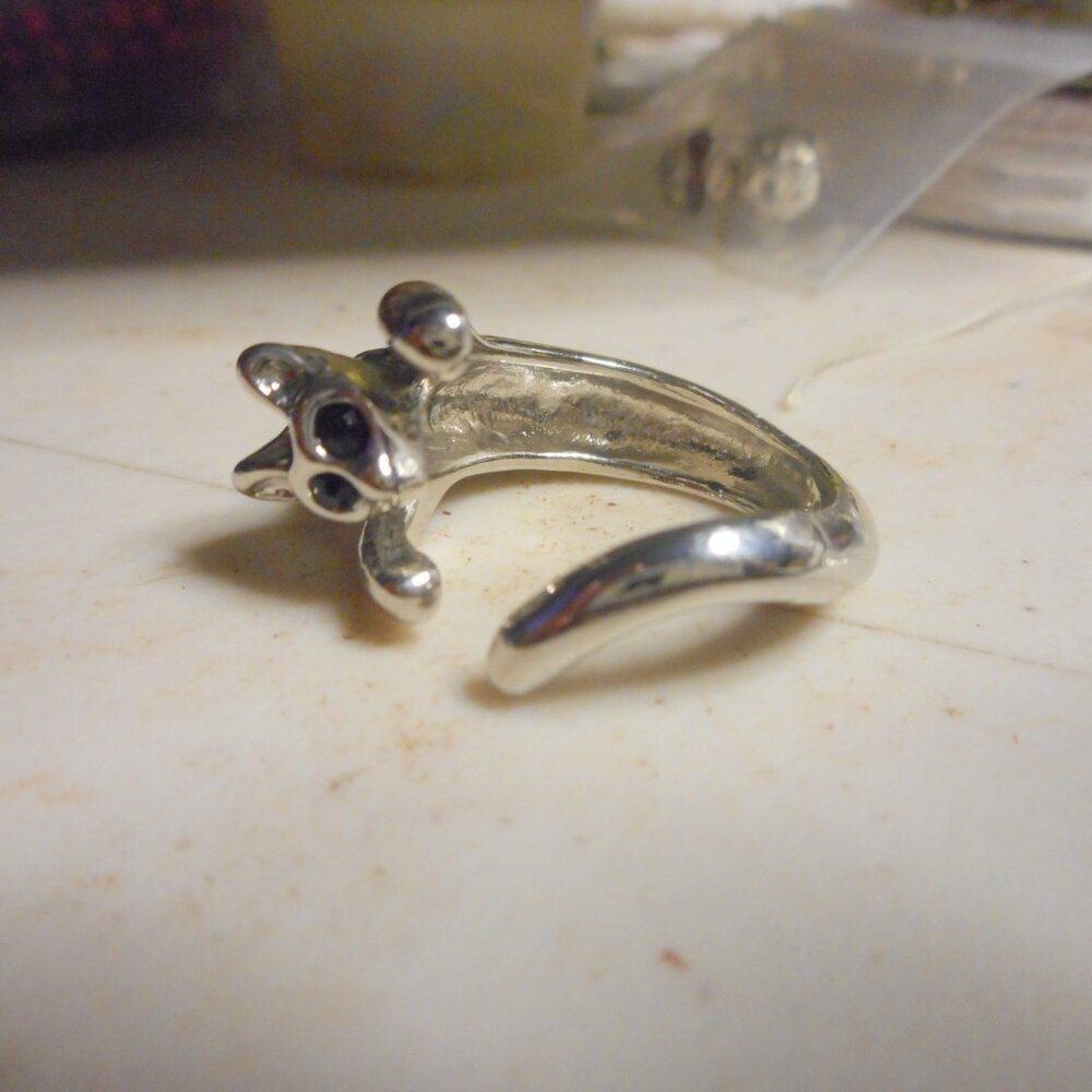 silver color cat- finger hugger with black eyes ring sz 7